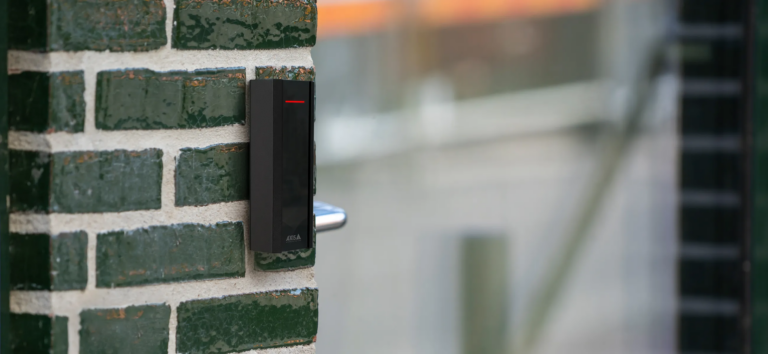 Instalare simpla pentru controlul accesului cu Axis